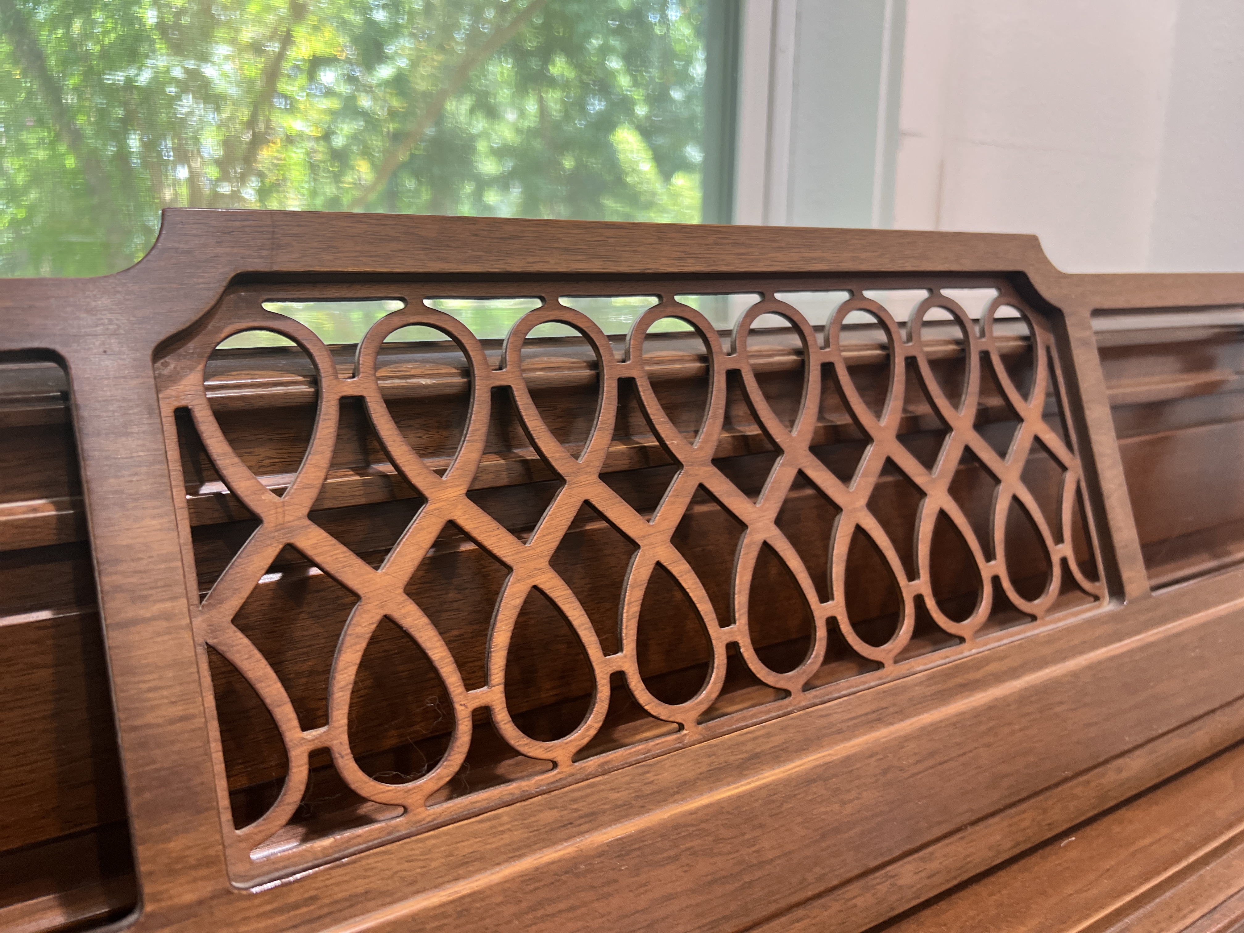 Yamaha Console Piano in Mahogany – Gallery image – Roberts Pianos Houston