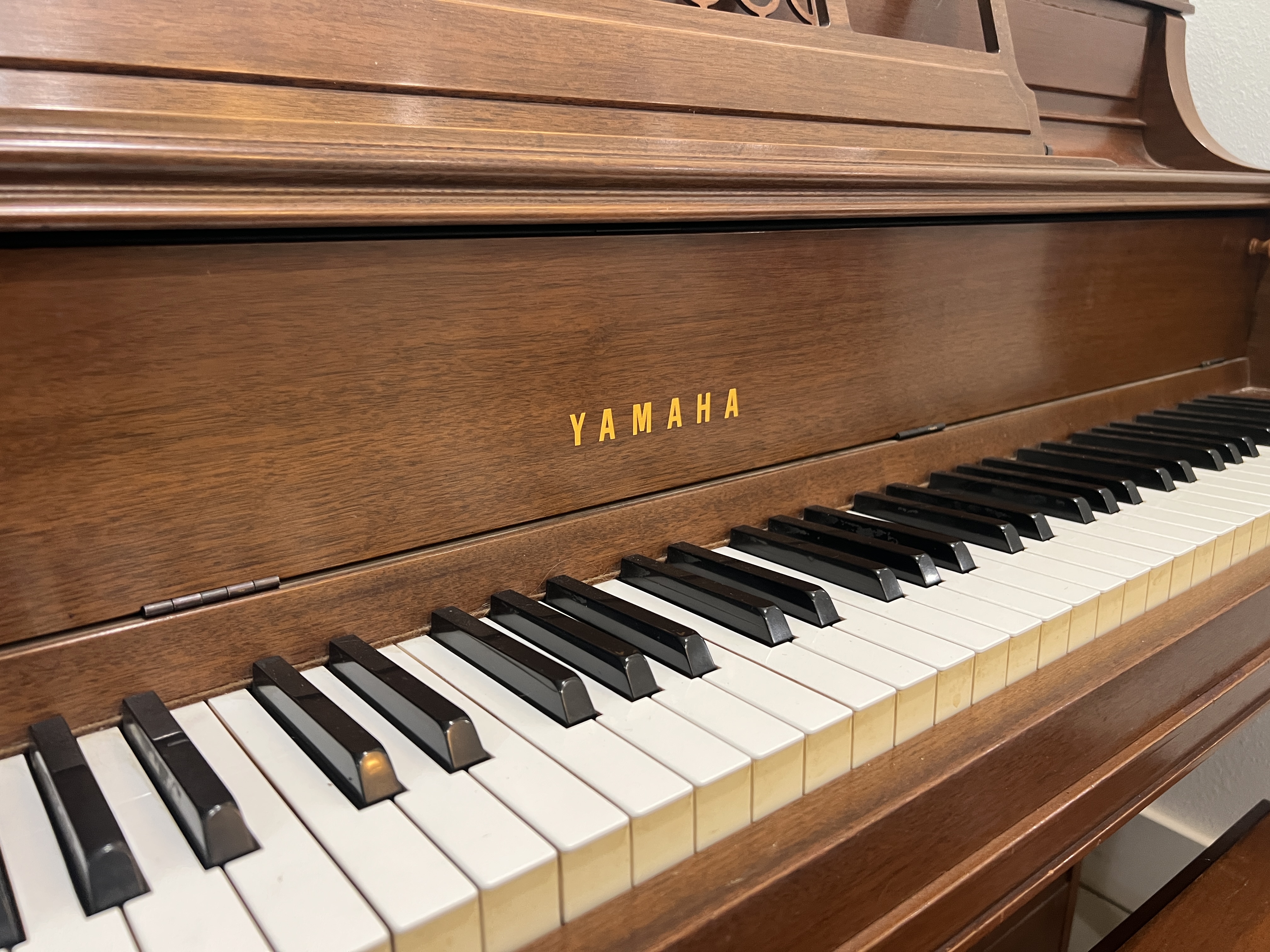 Yamaha Console Piano in Mahogany – Gallery image – Roberts Pianos Houston