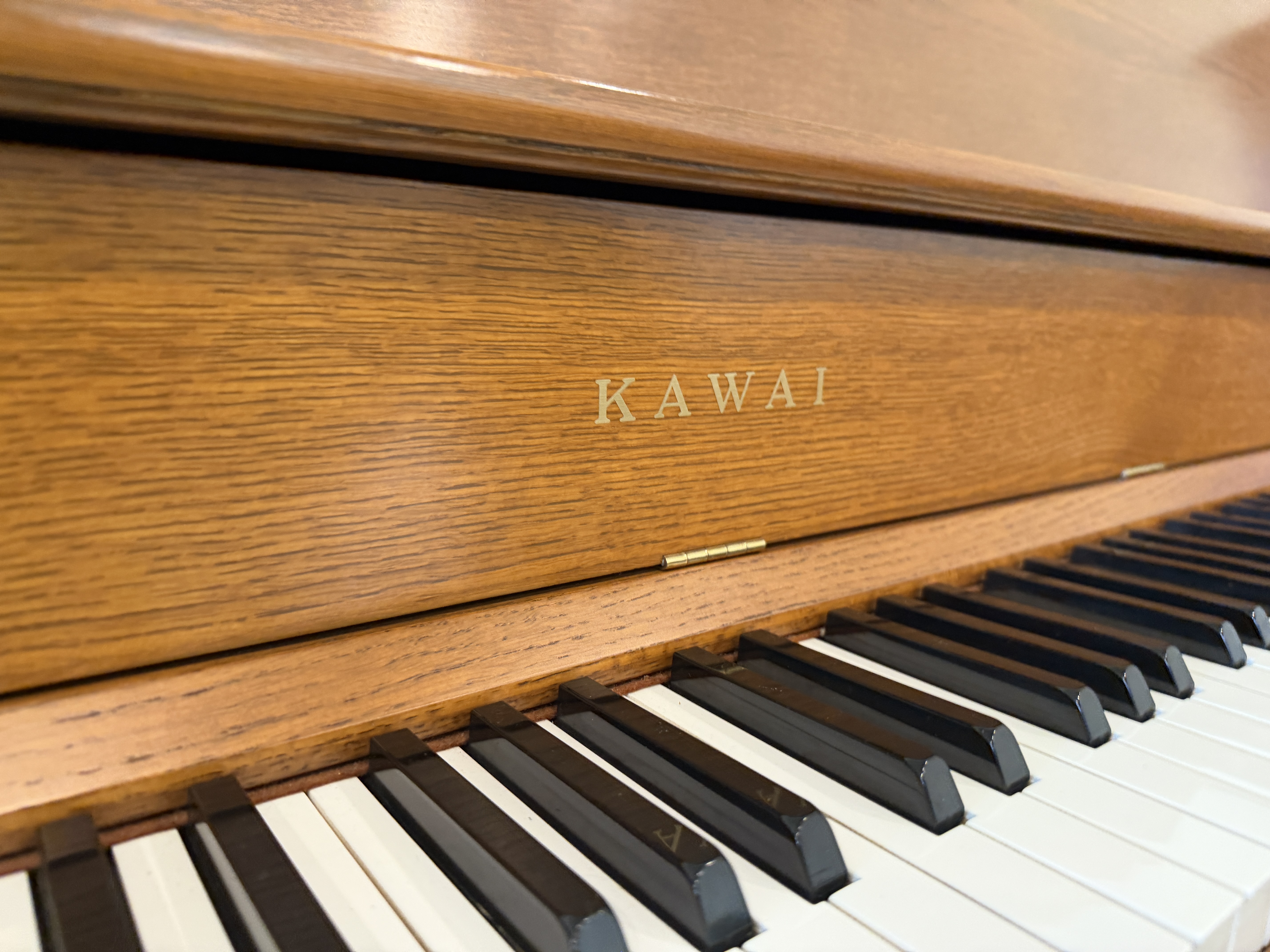 Kawai UST7 Upright Piano in Oak – Gallery image – Roberts Pianos Houston