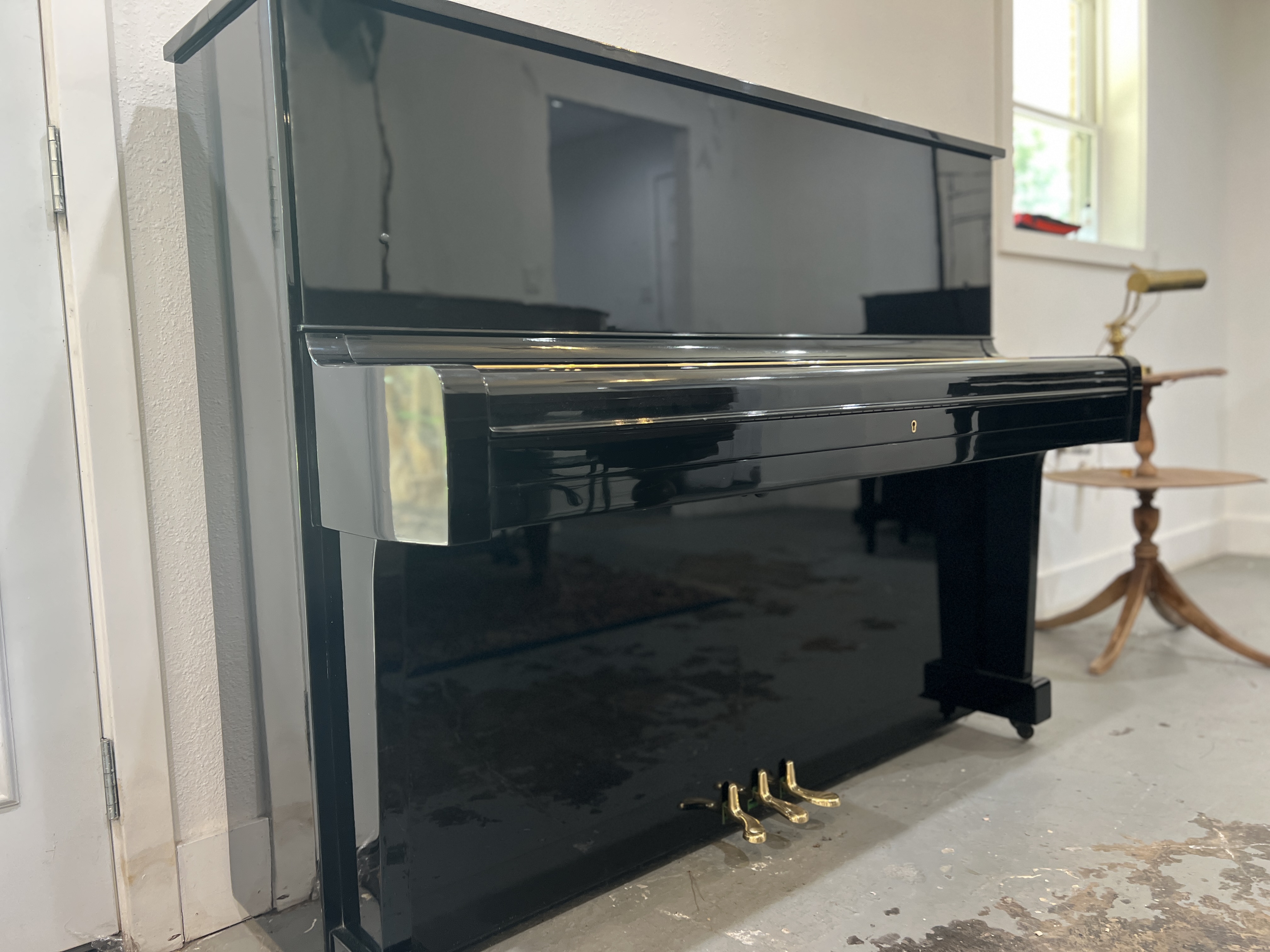 Yamaha U1 Upright Piano in Black Polyester – Gallery image – Roberts Pianos Houston