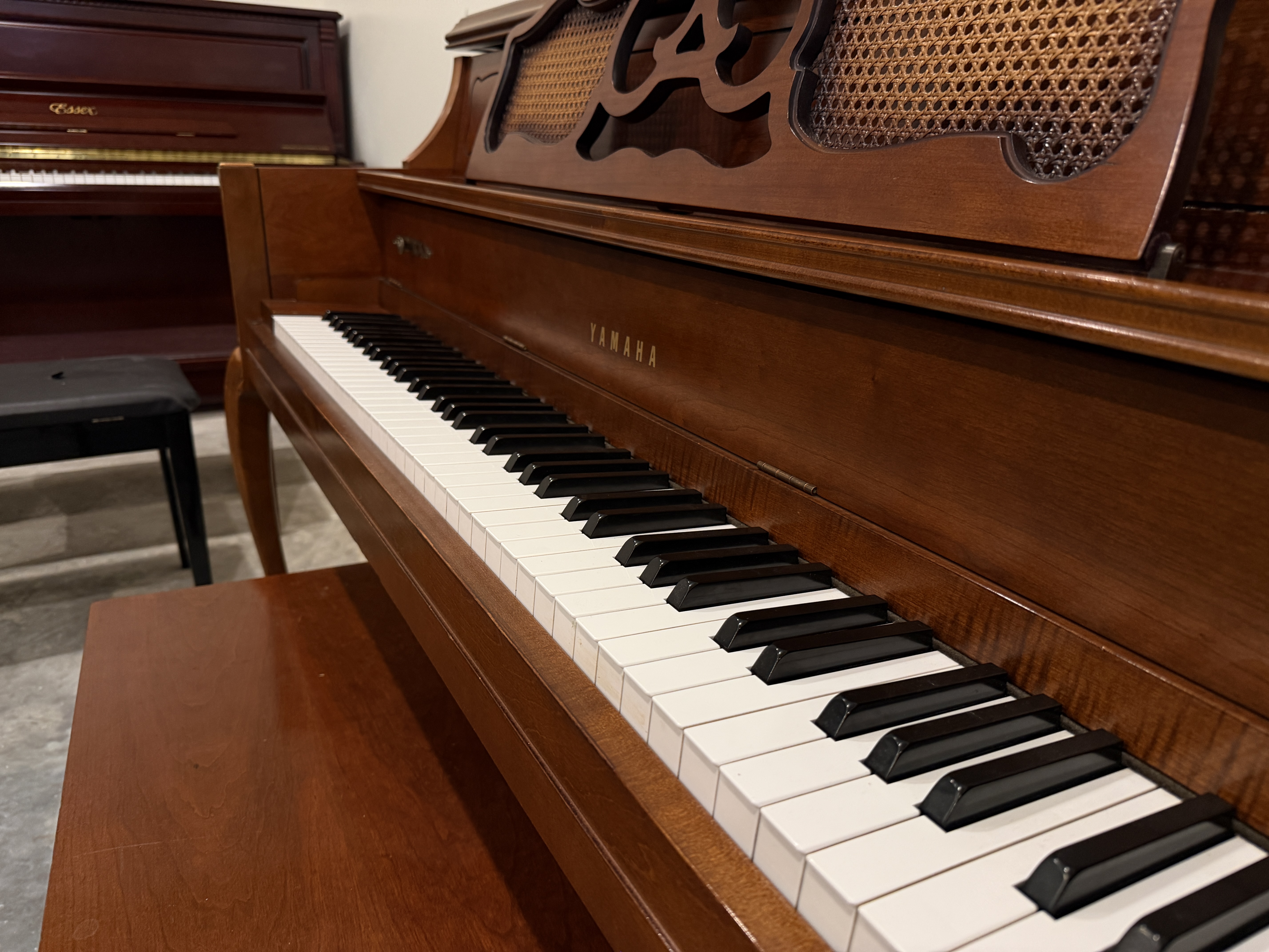 Yamaha M405 Console Piano in Mahogany – Gallery image – Roberts Pianos Houston